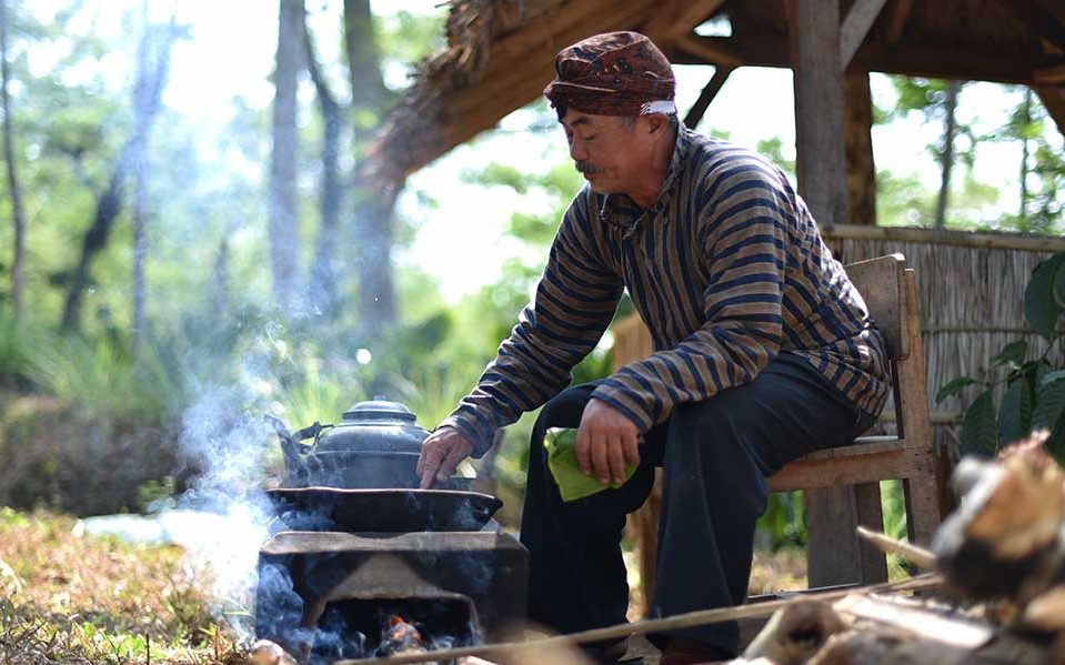 Java’s highlands meet fragrant coffee plantations. Malang rests beneath the watch of Mount Semeru. 