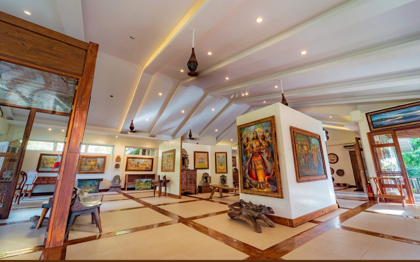 Amarela preserves Bohol’s artistic heritage through its own on-site gallery, showcasing local painters, woodworkers, and artisans.