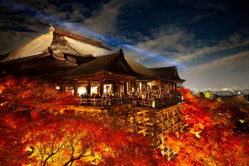 Kyoto’s temples feel entirely different once evening falls. With the daytime crowds gone, the lantern-lit paths and carefully composed gardens take on an ethereal meditative stillness.