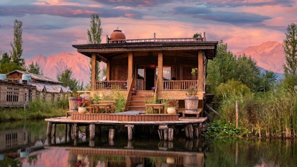 Sukoon Houseboat preserve that slower pace of travel on Dal Lake.